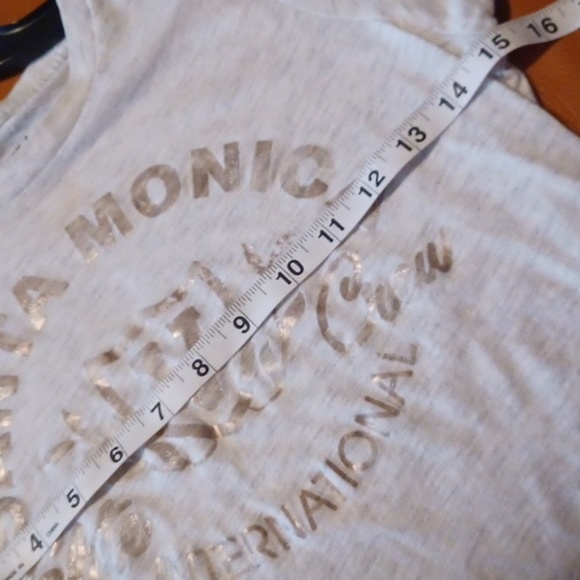 💙🌺Old Navy Light Gray Cotton Tee - Picture 4 of 8